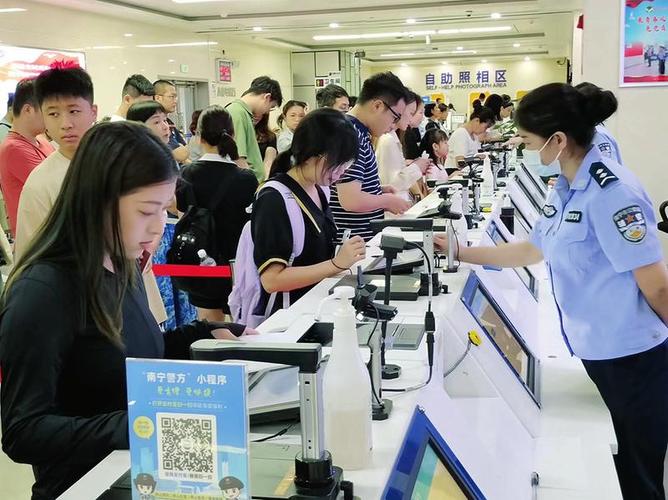 暑期出境游"熱" 辦證業(yè)務(wù)量大 民警支招如何快速申請(qǐng)辦理出入境證件